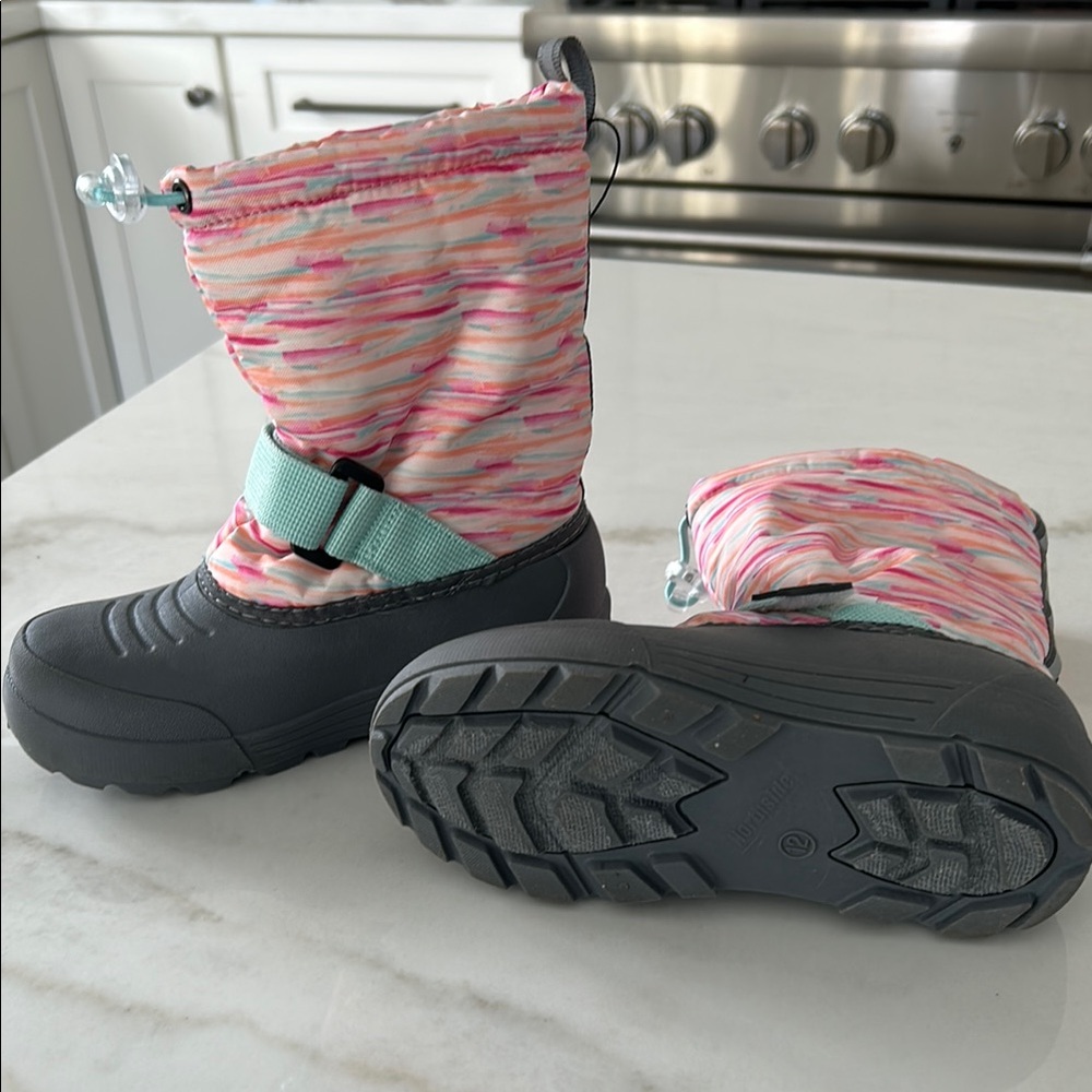 Size 12 kids snow boots.